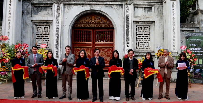 van mieu quoc tu giam ra mat bien chi dan va thuyet minh tu dong