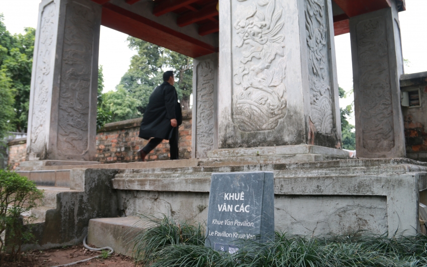 van mieu quoc tu giam ra mat bien chi dan va thuyet minh tu dong