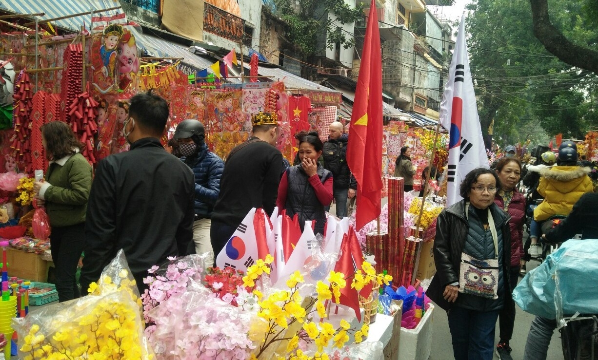 ruc ro sac mau ngay tet tren pho hang ma