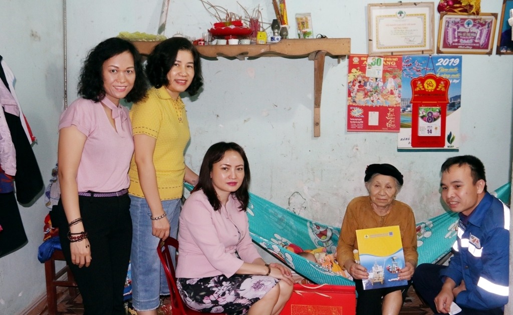 cd dkvn tham hoi tang qua cac gia dinh chinh sach tinh thanh hoa