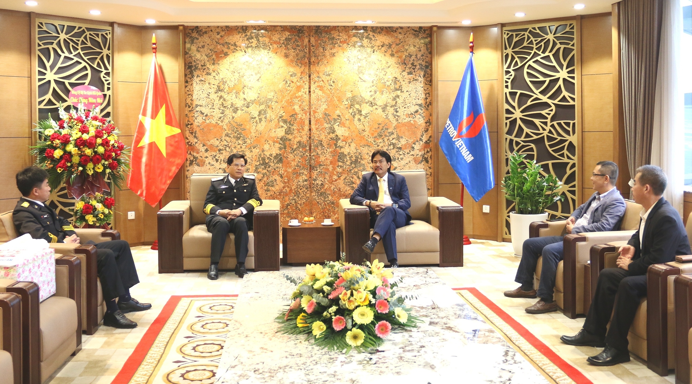 Lãnh đạo Quân chủng Hải quân thăm, làm việc với lãnh đạo Petrovietnam