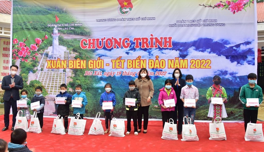 Tuổi trẻ Khối Doanh nghiệp Trung ương mang Tết ấm áp đến với bà con vùng cao Lào Cai