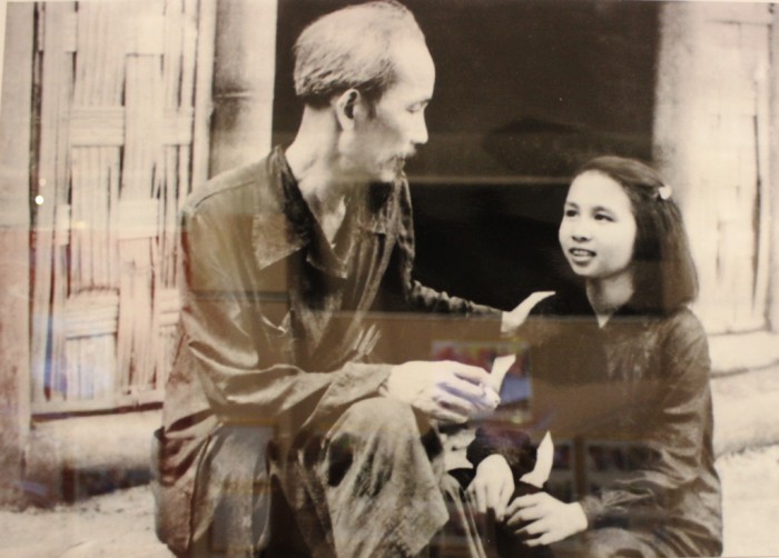 nhung hinh anh quy ve chu tich ho chi minh voi the he tre
