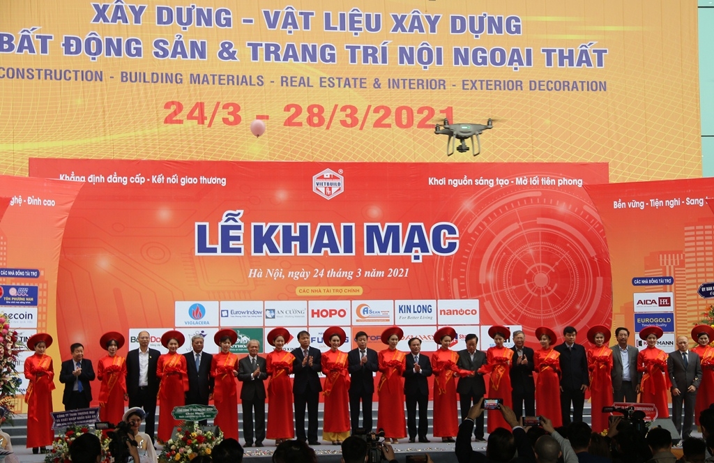 Hơn 200 doanh nghiệp trưng bày sản phẩm công nghệ tiên tiến tại Vietbuild Hà Nội 2021 Hơn 200 doanh nghiệp trưng bày sản phẩm công nghệ tiên tiến tại Vietbuild Hà Nội 2021
