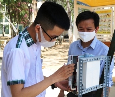 thay tro che tao may rua tay sat khuan tu dong co tieng noi