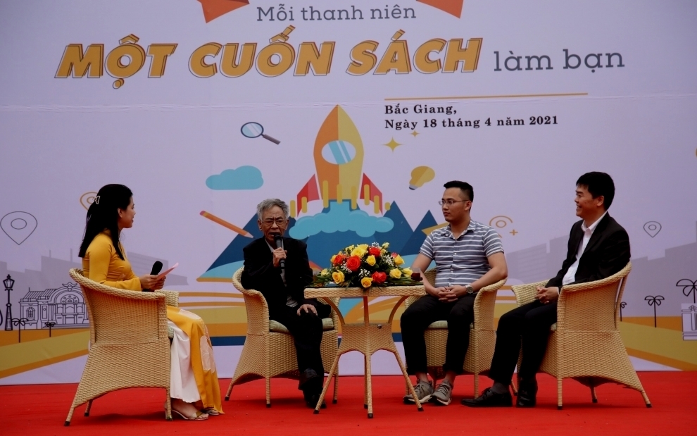 Mỗi thanh niên một cuốn sách làm bạn