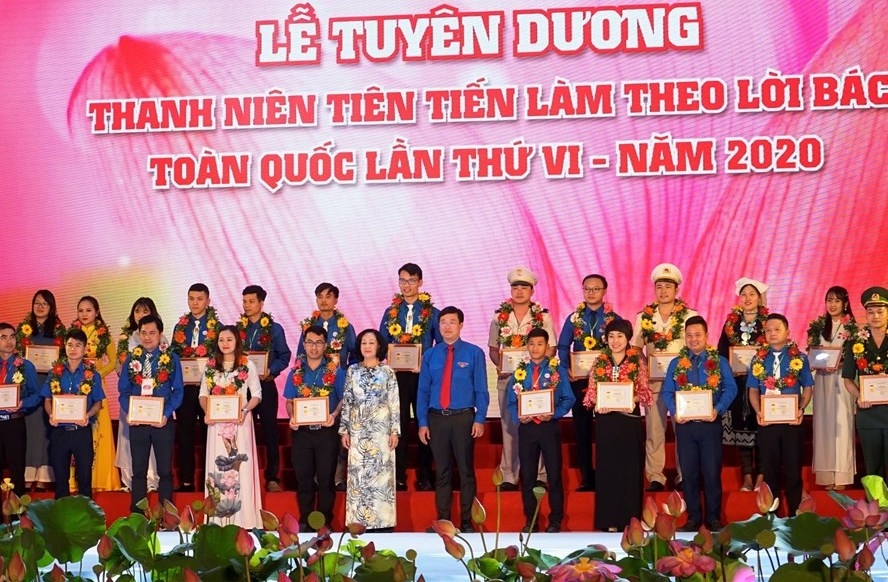 hai doan vien dau khi duoc tuyen duong thanh nien tien tien lam theo loi bac