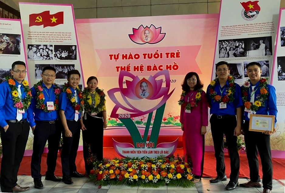 hai doan vien dau khi duoc tuyen duong thanh nien tien tien lam theo loi bac