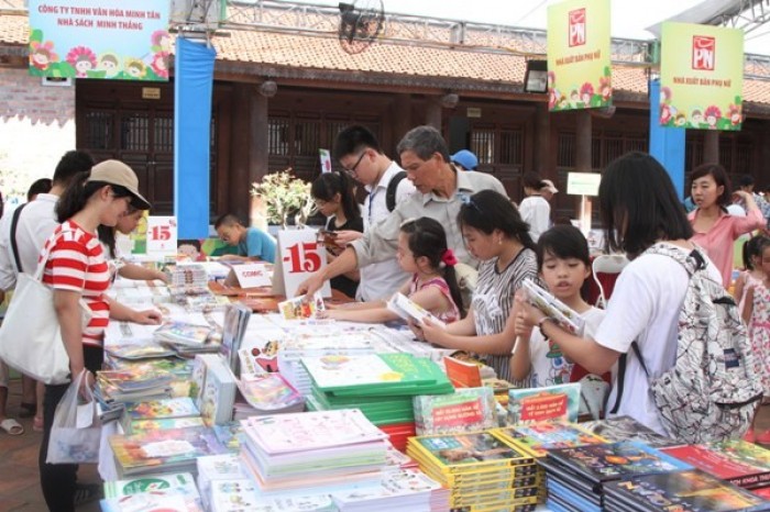 no nuc du hoi sach thieu nhi tai van mieu quoc tu giam