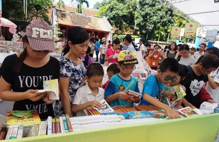 no nuc du hoi sach thieu nhi tai van mieu quoc tu giam