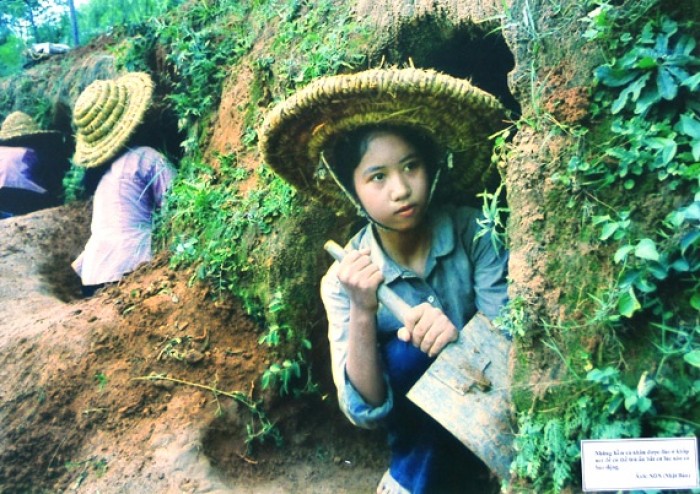 Khoảnh khắc 'Trẻ em thời chiến' tại Văn Miếu – Quốc Tử Giám khoanh khac tre em thoi chien tai van mieu quoc tu giam
