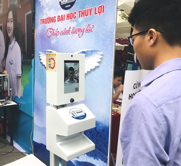 Giảng viên Đại học Thủy lợi chế tạo “Máy khai báo y tế 3 trong 1”
