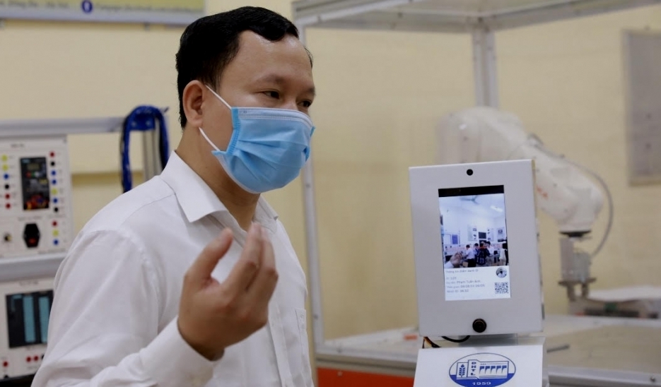 Giảng viên Đại học Thủy lợi chế tạo “Máy khai báo y tế 3 trong 1”