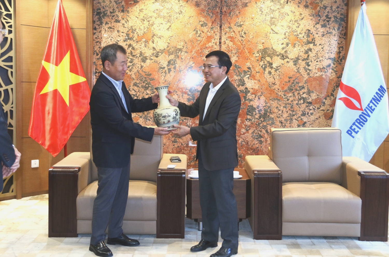 Chủ tịch HĐTV Petrovietnam Hoàng Quốc Vượng làm việc cùng lãnh đạo Doosan Enerbility
