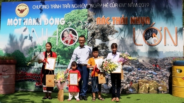 trao giai mot hanh dong nho voi rac thai nhua lon