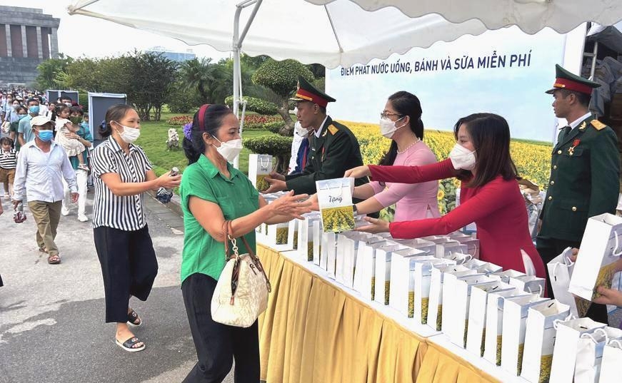 Hà Nội tặng quà du khách thăm Lăng Bác trong ngày 2/9