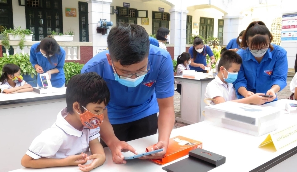 Trao thiết bị học trực tuyến cho 175 học sinh khó khăn