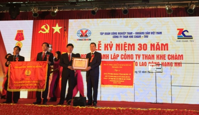 than khe cham don nhan huan chuong lao dong hang nhi
