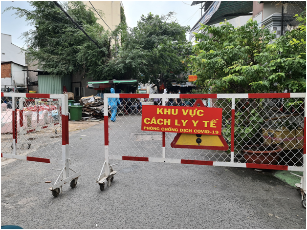 Nhân viên y tế TP.HCM xuyên đêm lấy mẫu xét nghiệm Covid-19 cho khoảng 50.000 người. 