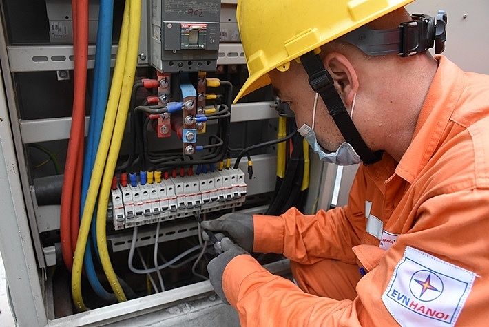 EVNHANOI kiểm tra thông số vận hành của thiết bị.