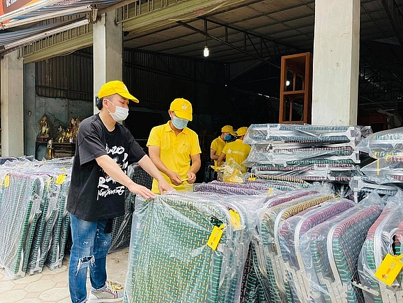 Sáng 19-7, Tùng Dương cùng những người bạn của mình đã dùng số tiền hơn 3 tỉ quyên được những ngày qua để mua các vật liệu thiết yếu gửi dần vào TP.HCM đợt 1 - Ảnh: NVCC
