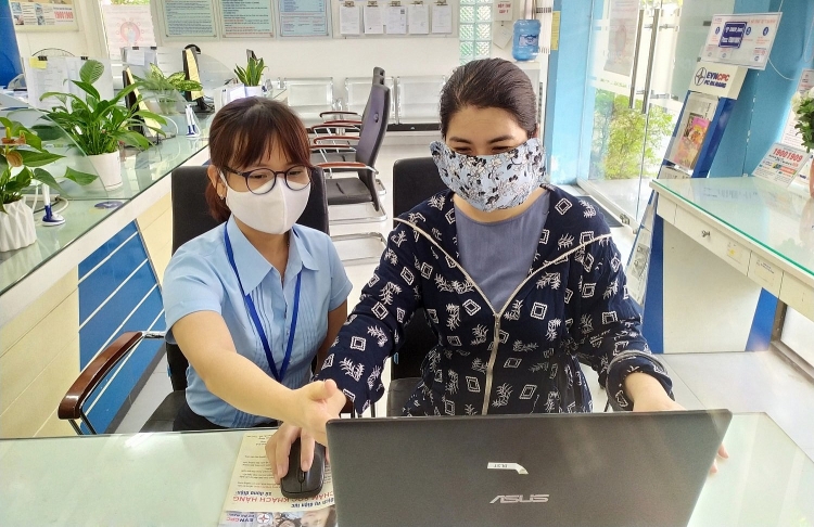 Nhân viên ngành điện hướng dẫn khách hàng thực hiện các thủ tục giảm tiền điện