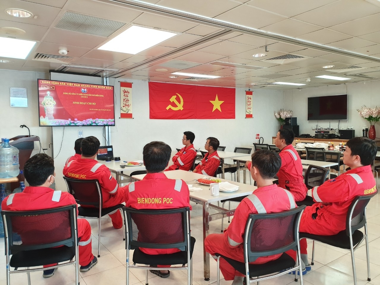 Sinh hoạt chi bộ trên giàn Mộc Tinh, 