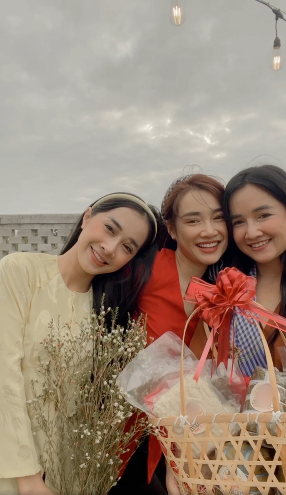Sao Việt ngày 3/1: Khả Ngân rạng rỡ tại lễ trao giải VTV Awards