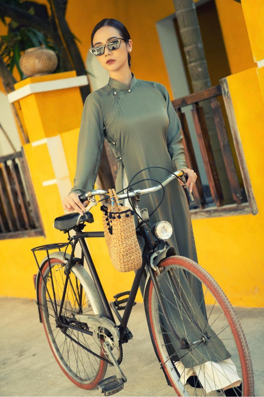 Sao Việt ngày 31/1/2022: Đa dạng phong cách diện áo dài ngày Tết của dàn Sao Việt