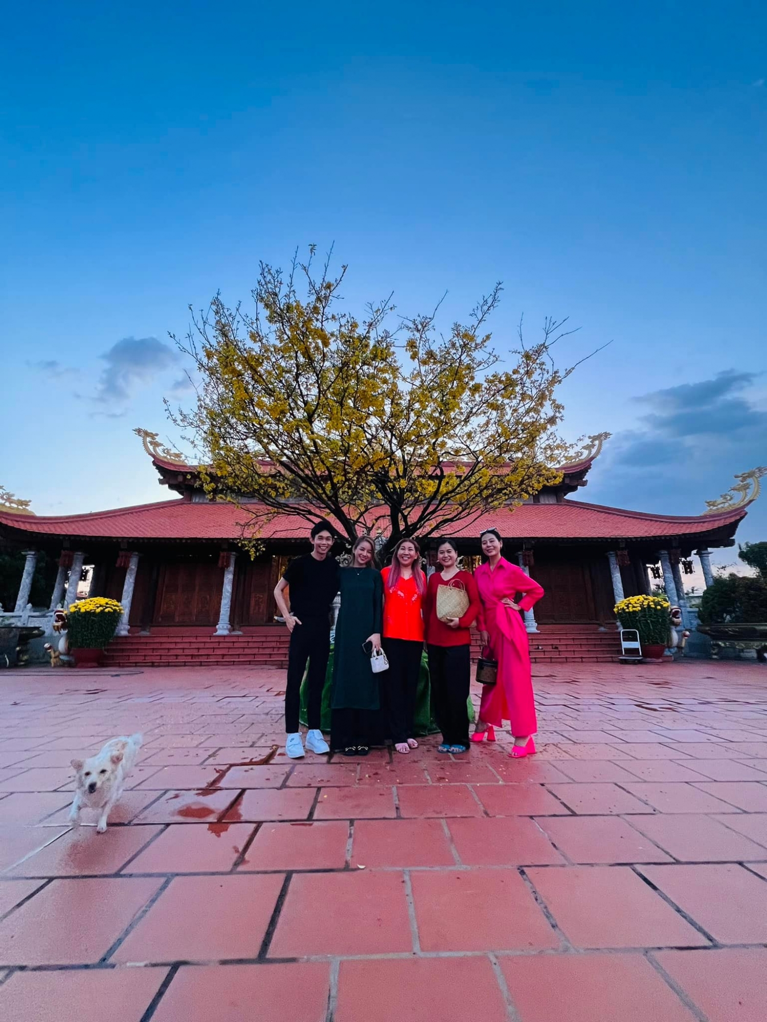 Sao Việt ngày 6/2/2022: Đền thờ Tổ của Hoài Linh trong những ngày đầu năm mới Sao Việt ngày 6/2/2022: Đền thờ Tổ của Hoài Linh trong những ngày đầu năm mới