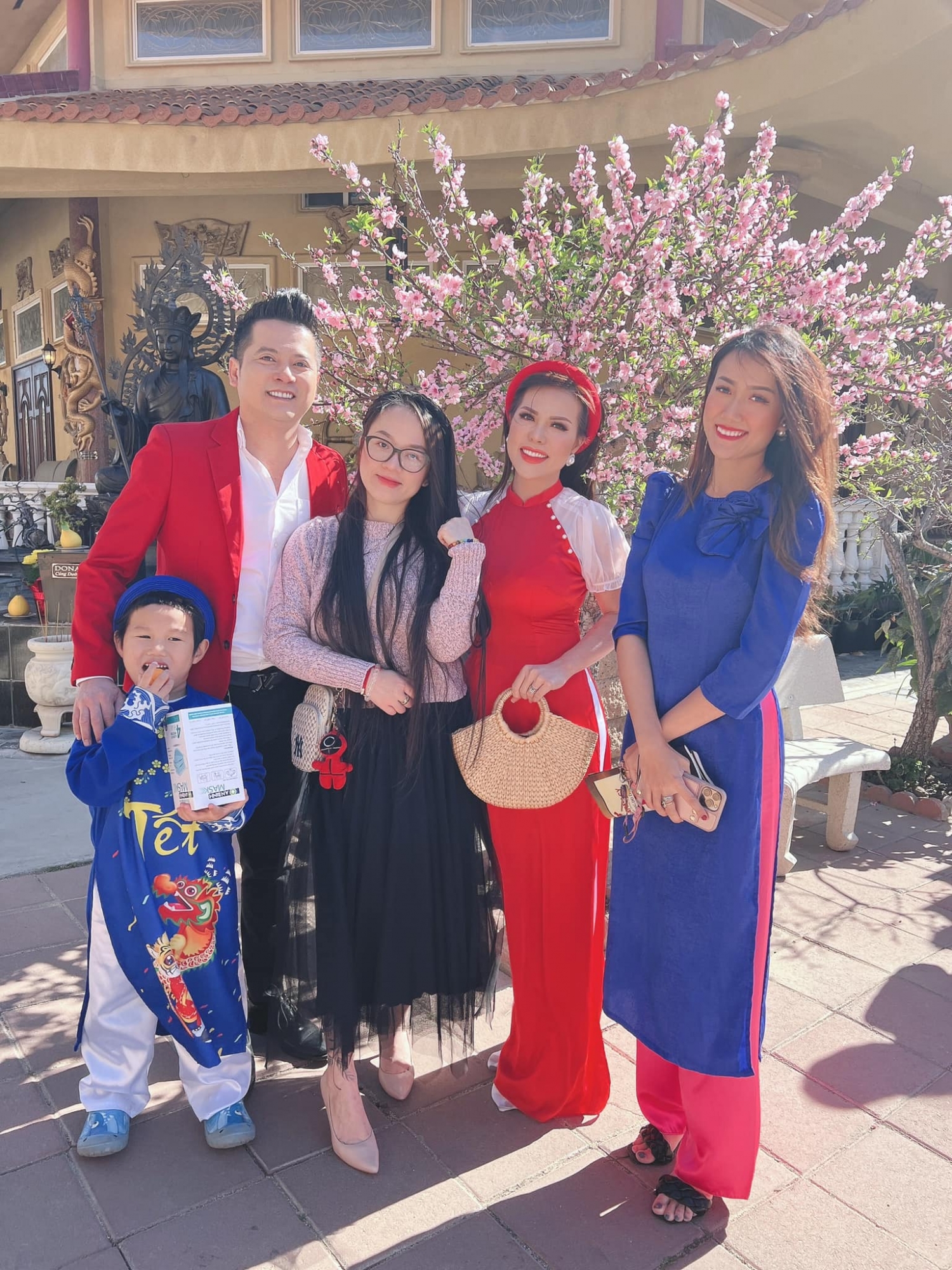 Sao Việt ngày 6/2/2022: Đền thờ Tổ của Hoài Linh trong những ngày đầu năm mới Sao Việt ngày 6/2/2022: Đền thờ Tổ của Hoài Linh trong những ngày đầu năm mới