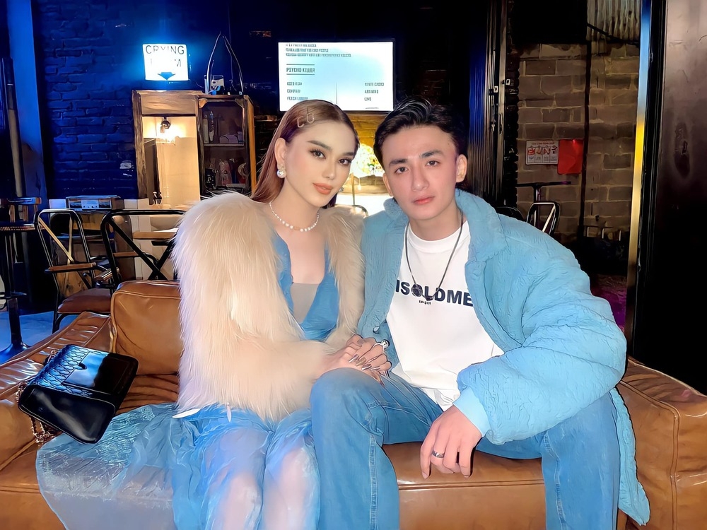 Sao Việt ngày 6/2/2022: Đền thờ Tổ của Hoài Linh trong những ngày đầu năm mới Sao Việt ngày 6/2/2022: Đền thờ Tổ của Hoài Linh trong những ngày đầu năm mới