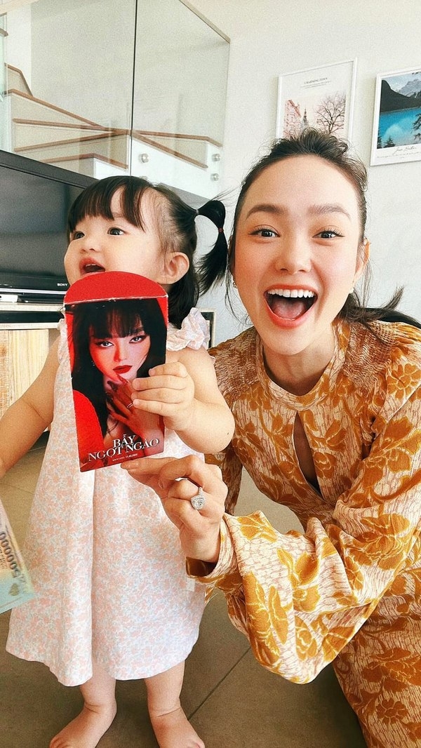 Sao Việt ngày 16/2/2022: Hoa hậu Thùy Tiên xuất hiện bên cạnh Quang Linh Vlog