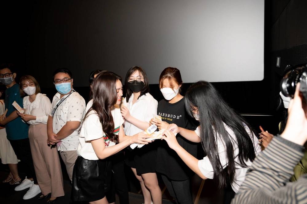 Sao Việt ngày 18/2/2022: Lan Ngọc bất ngờ xuất hiện và lì xì khán giả ở rạp phim