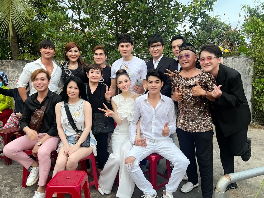 Sao Việt ngày 25/2/2022: Minh Tú khoe ảnh check-in tại Mỹ