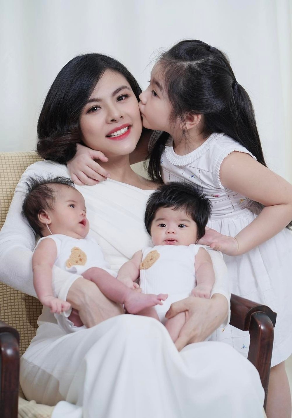 Sao Việt ngày 2/3/2022: Phương Mỹ Chi trở thành đại sứ Lễ hội Áo dài