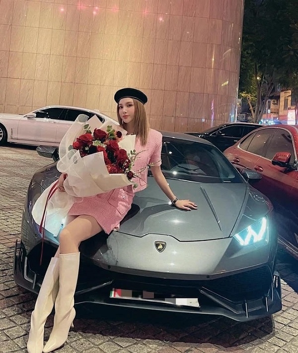 Sao Việt ngày 9/3/2022: Khổng Tú Quỳnh xuất hiện trở lại với phong cách cá tính