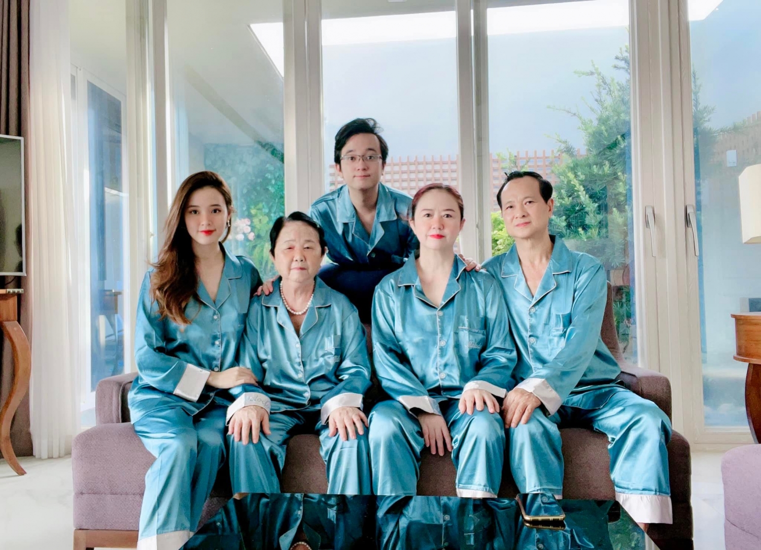 Sao Việt ngày 10/3/2022: MC Hoàng Oanh ly hôn chồng Tây?