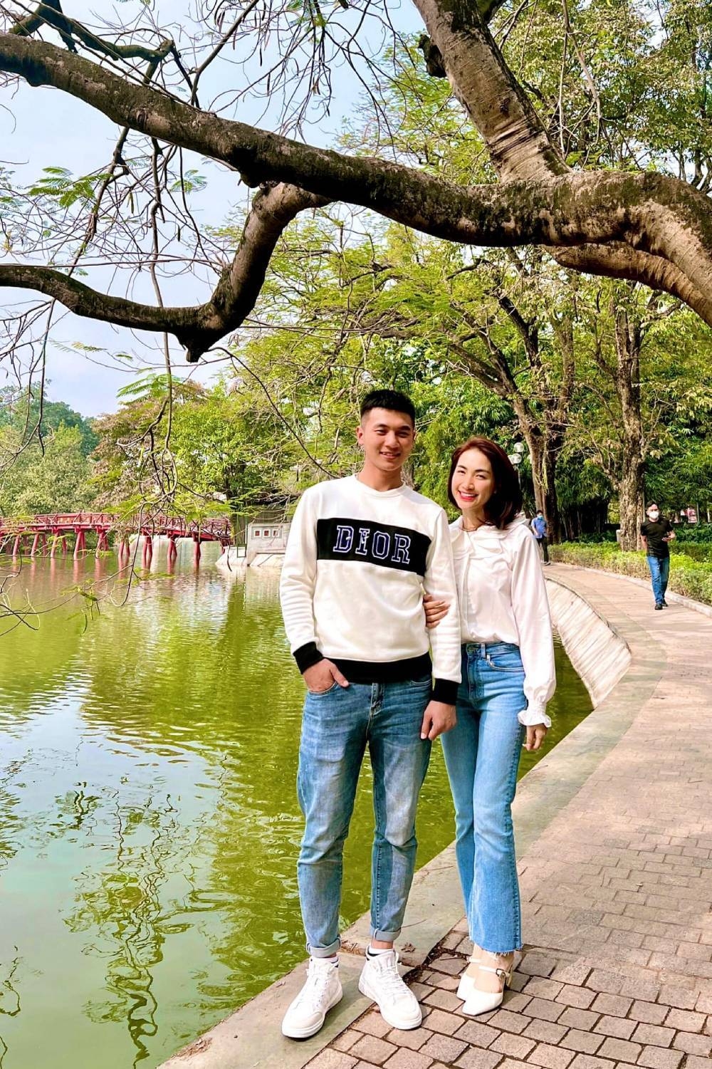 Sao Việt ngày 21/3/2022: Màn cầu hôn ngọt ngào của Anh Tuấn “Phố trong làng” Sao Việt ngày 21/3/2022: Màn cầu hôn ngọt ngào của Anh Tuấn “Phố trong làng”