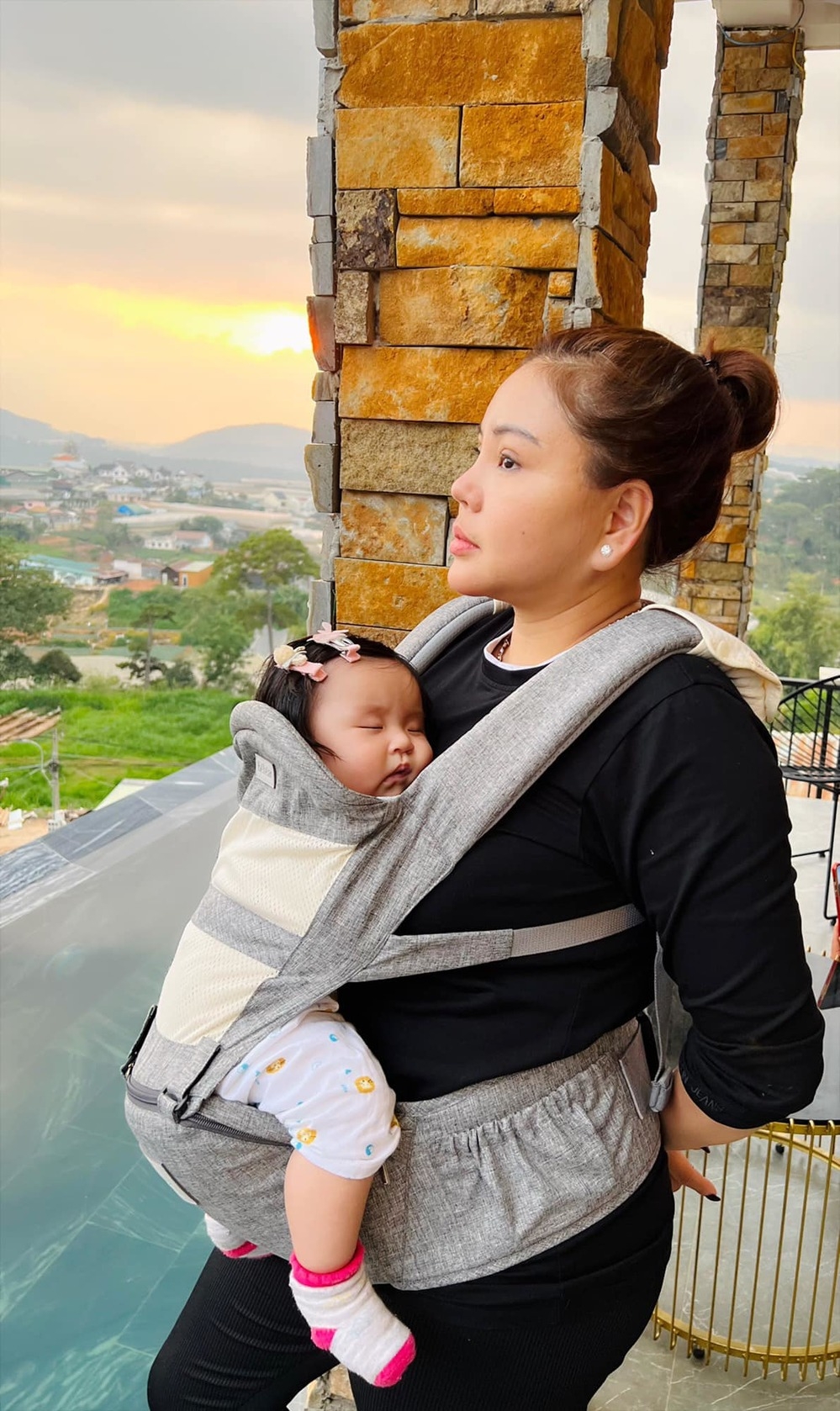 Sao Việt ngày 21/3/2022: Màn cầu hôn ngọt ngào của Anh Tuấn “Phố trong làng” Sao Việt ngày 21/3/2022: Màn cầu hôn ngọt ngào của Anh Tuấn “Phố trong làng”