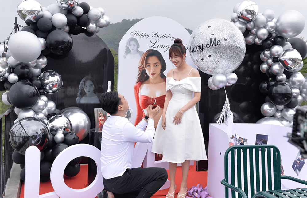 Sao Việt ngày 21/3/2022: Màn cầu hôn ngọt ngào của Anh Tuấn “Phố trong làng” Sao Việt ngày 21/3/2022: Màn cầu hôn ngọt ngào của Anh Tuấn “Phố trong làng”