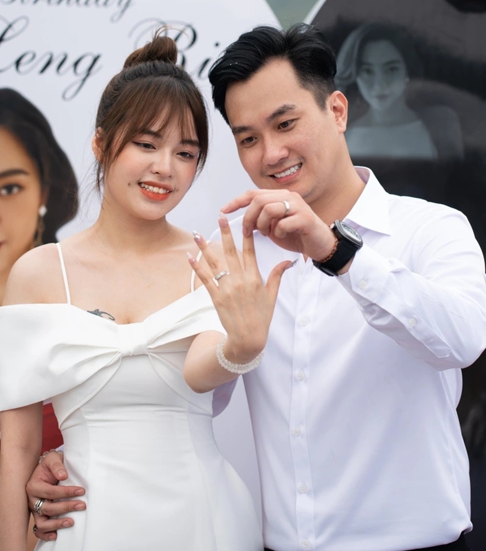 Sao Việt ngày 21/3/2022: Màn cầu hôn ngọt ngào của Anh Tuấn “Phố trong làng” Sao Việt ngày 21/3/2022: Màn cầu hôn ngọt ngào của Anh Tuấn “Phố trong làng”