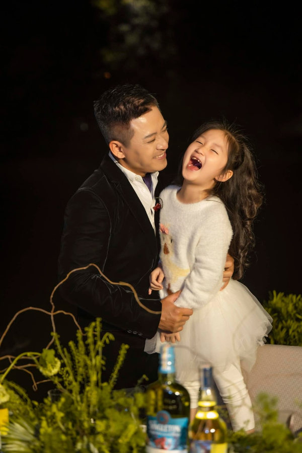 Sao Việt ngày 21/3/2022: Màn cầu hôn ngọt ngào của Anh Tuấn “Phố trong làng” Sao Việt ngày 21/3/2022: Màn cầu hôn ngọt ngào của Anh Tuấn “Phố trong làng”