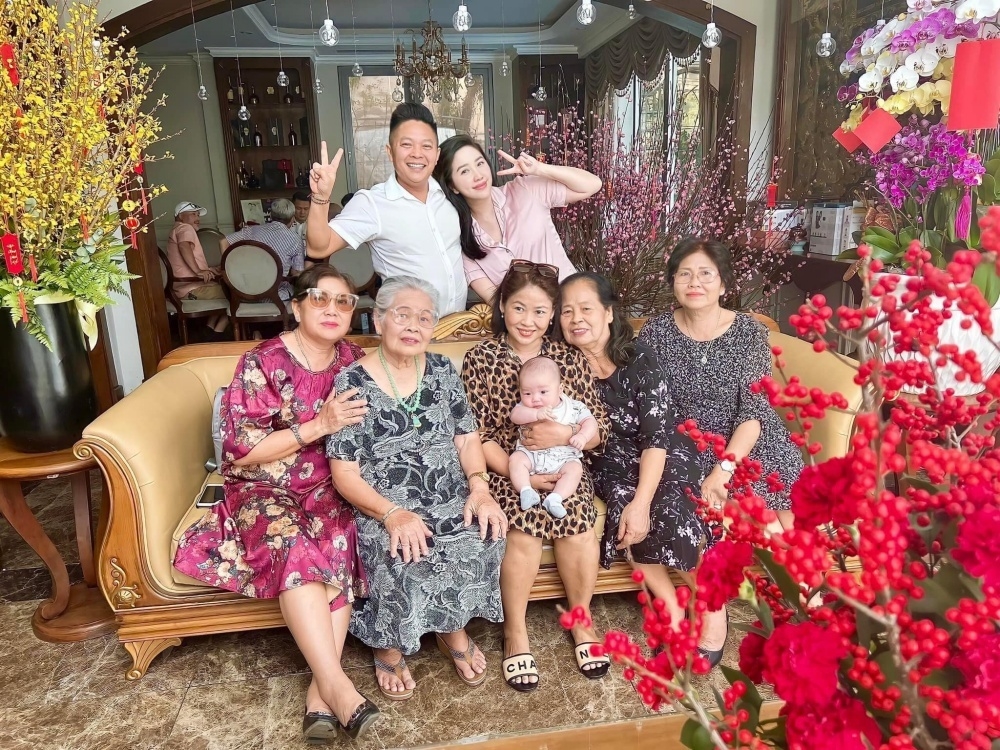 Sao Việt ngày 29/3/2022: Bảo Thy hiếm hoi khoe ảnh chụp chung với gia đình chồng Sao Việt ngày 29/3/2022: Bảo Thy hiếm hoi khoe ảnh chụp chung với gia đình chồng