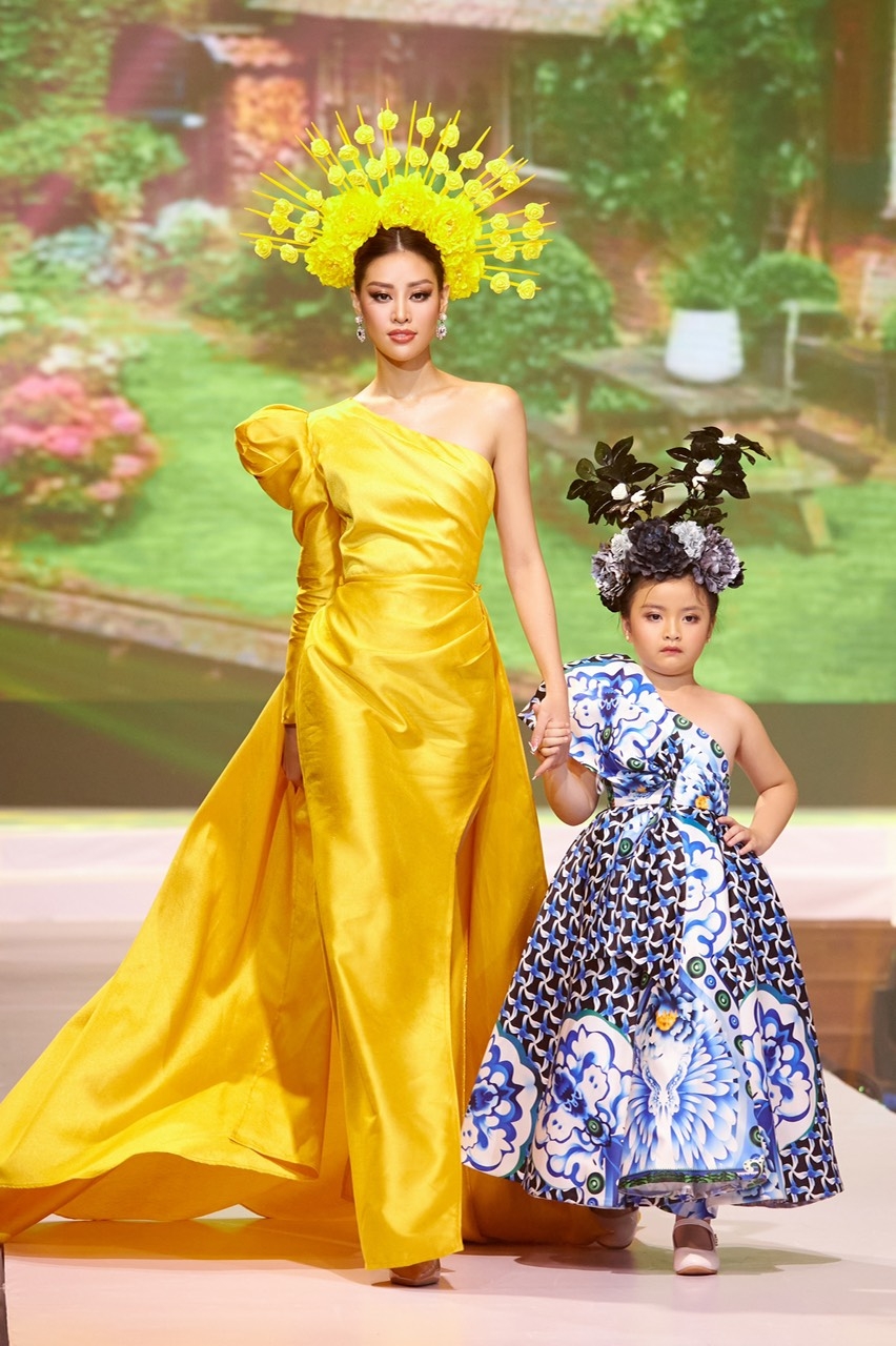 Sao Việt ngày 4/4/2022: Khánh Vân gây chú ý khi trình diễn cùng mẫu nhí Sao Việt ngày 4/4/2022: Khánh Vân gây chú ý khi trình diễn cùng mẫu nhí