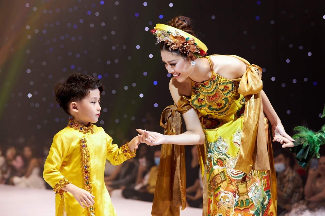 Sao Việt ngày 4/4/2022: Khánh Vân gây chú ý khi trình diễn cùng mẫu nhí Sao Việt ngày 4/4/2022: Khánh Vân gây chú ý khi trình diễn cùng mẫu nhí