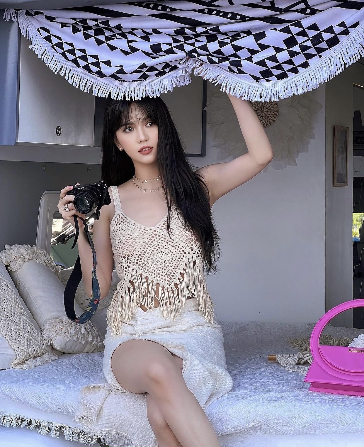 Sao Việt ngày 5/4/2022: Ngọc Trinh trong diện mạo mới với visual ngọt ngào