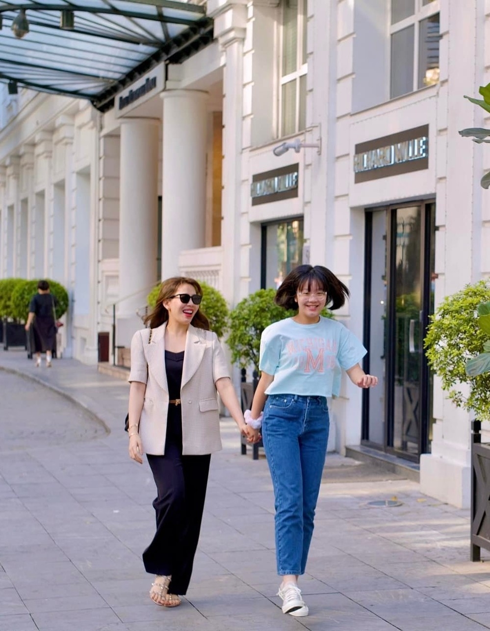 Sao Việt ngày 5/4/2022: Ngọc Trinh trong diện mạo mới với visual ngọt ngào