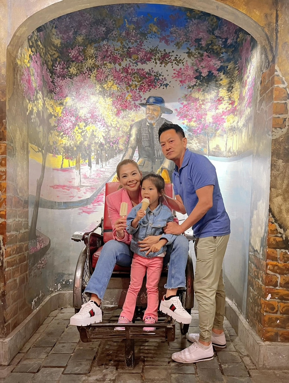 Sao Việt hôm nay 15/4: Hoàng Oanh xuất hiện rạng rỡ hậu ly hôn