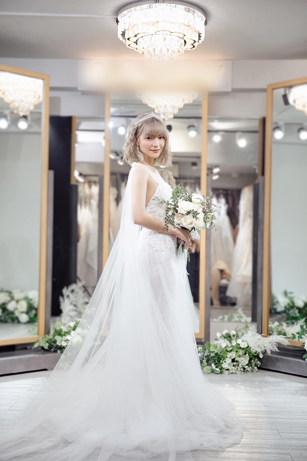 Sao Việt hôm nay 15/4: Hoàng Oanh xuất hiện rạng rỡ hậu ly hôn